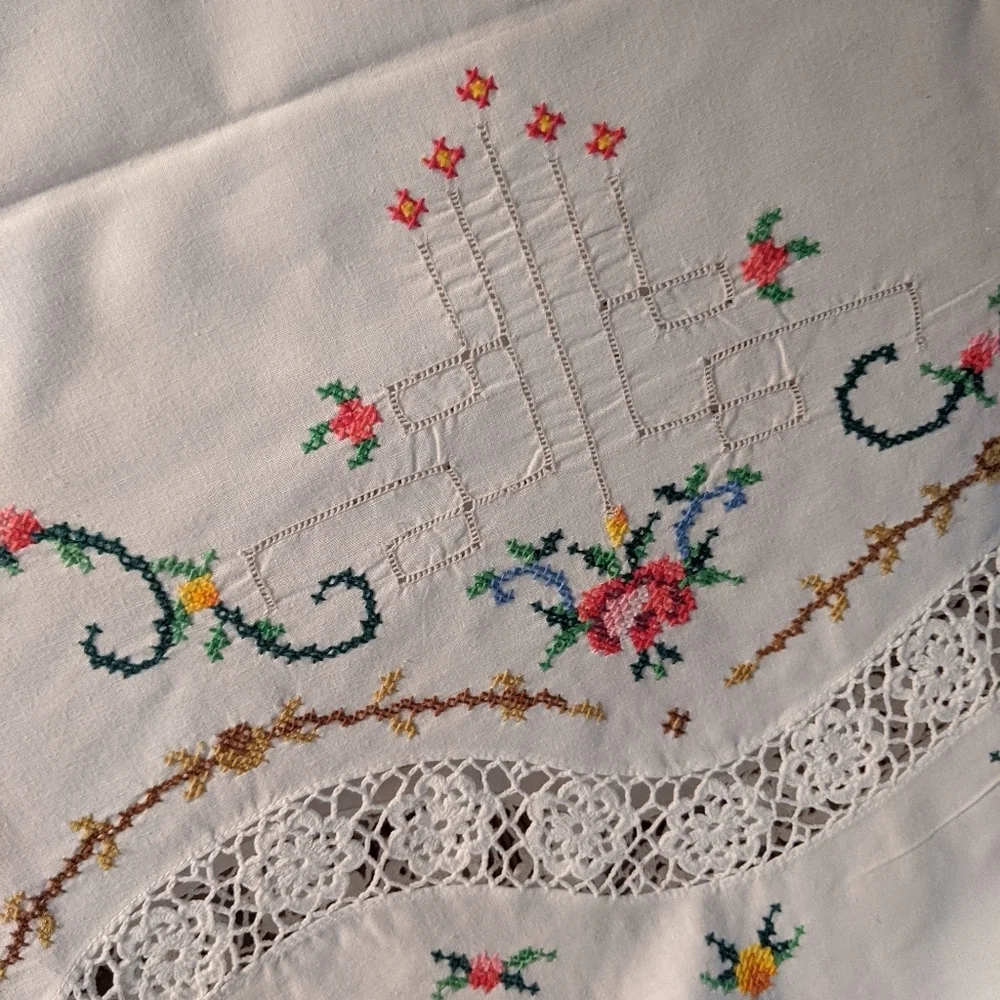 Handmade Italian Lace Bed Cover Embroidered - Picture 4 of 7